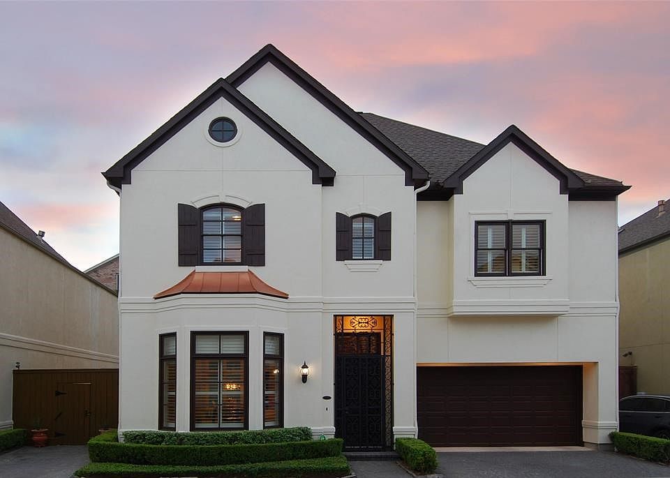 Lovely Stucco home in the small gated community of Hermann Lake