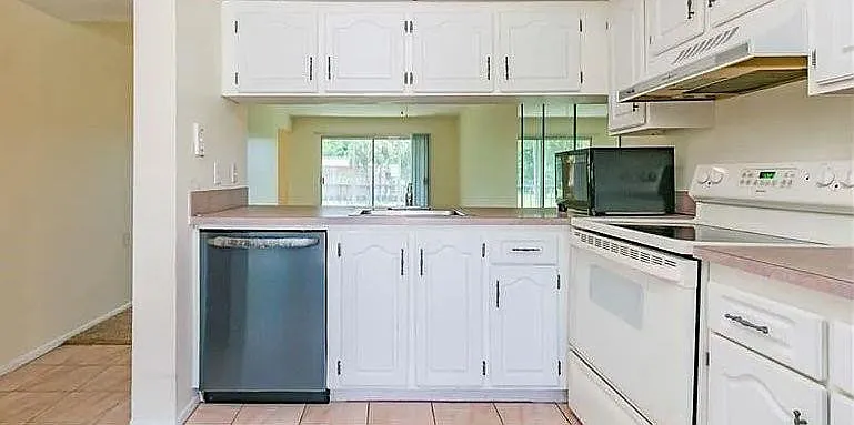 3 bed, 2.0 bath, 1048 sqft, $2,000 — Photo 4