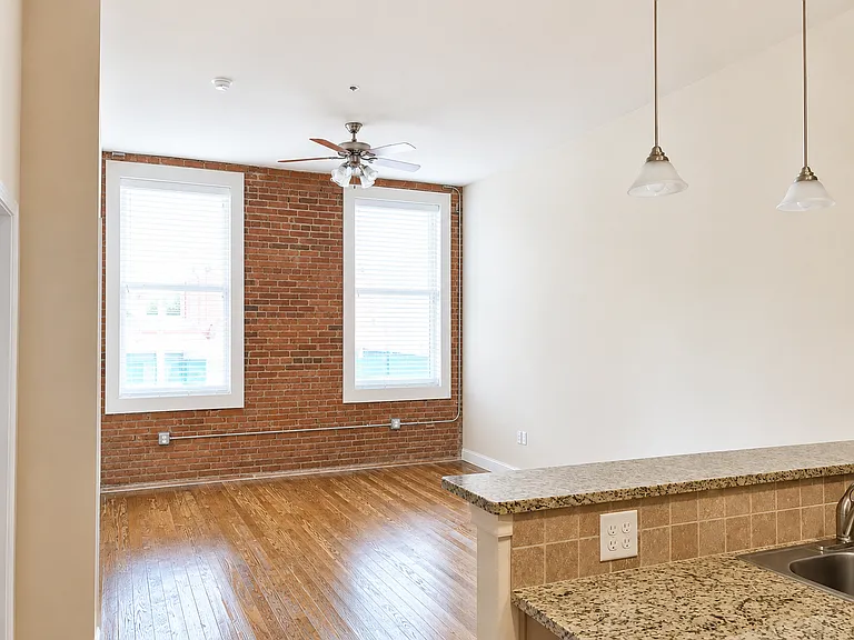 700 Franklin Ave #6 — Photo 2