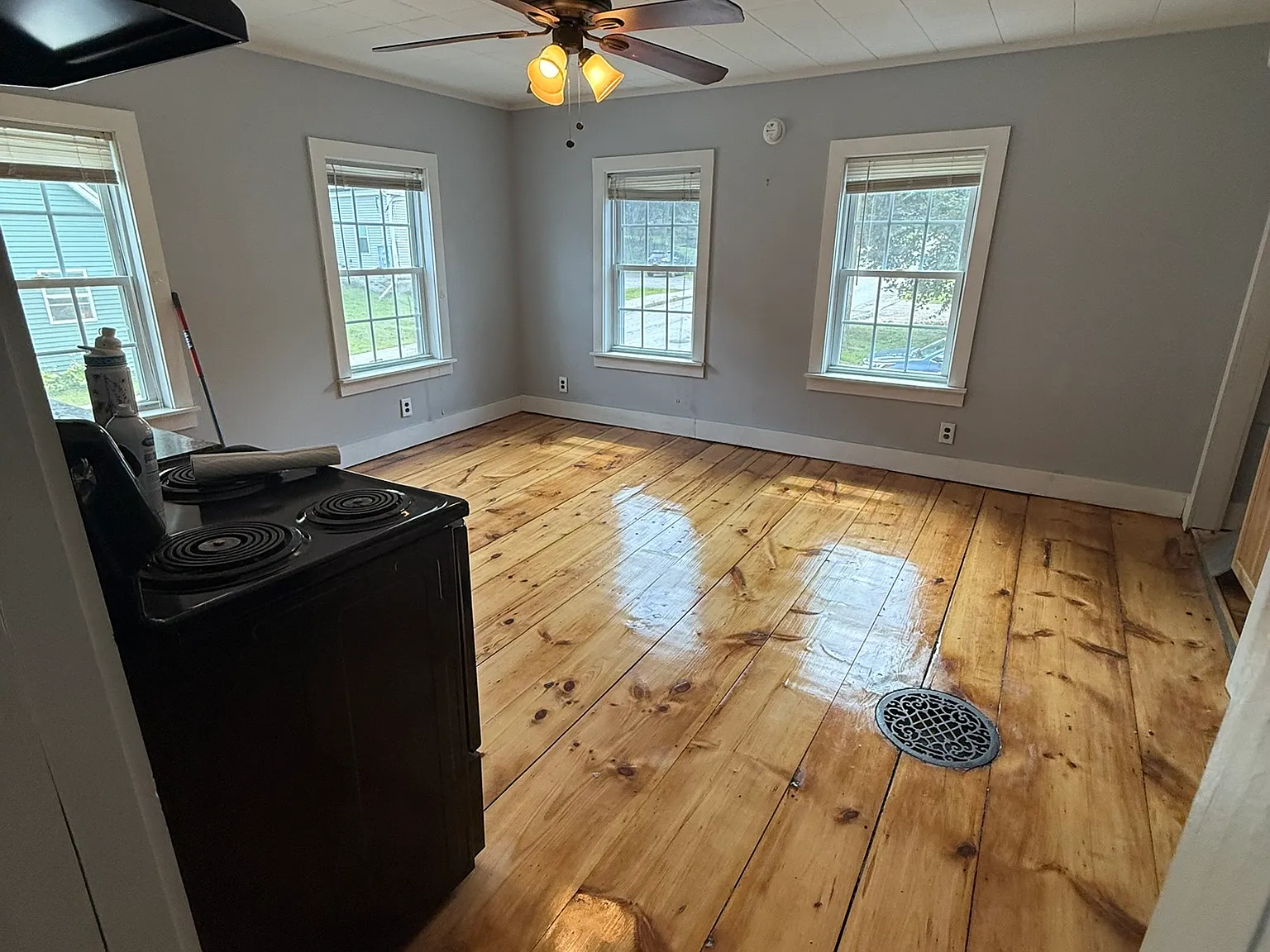 2 bed, 650 sqft, $2,400 — Photo 2