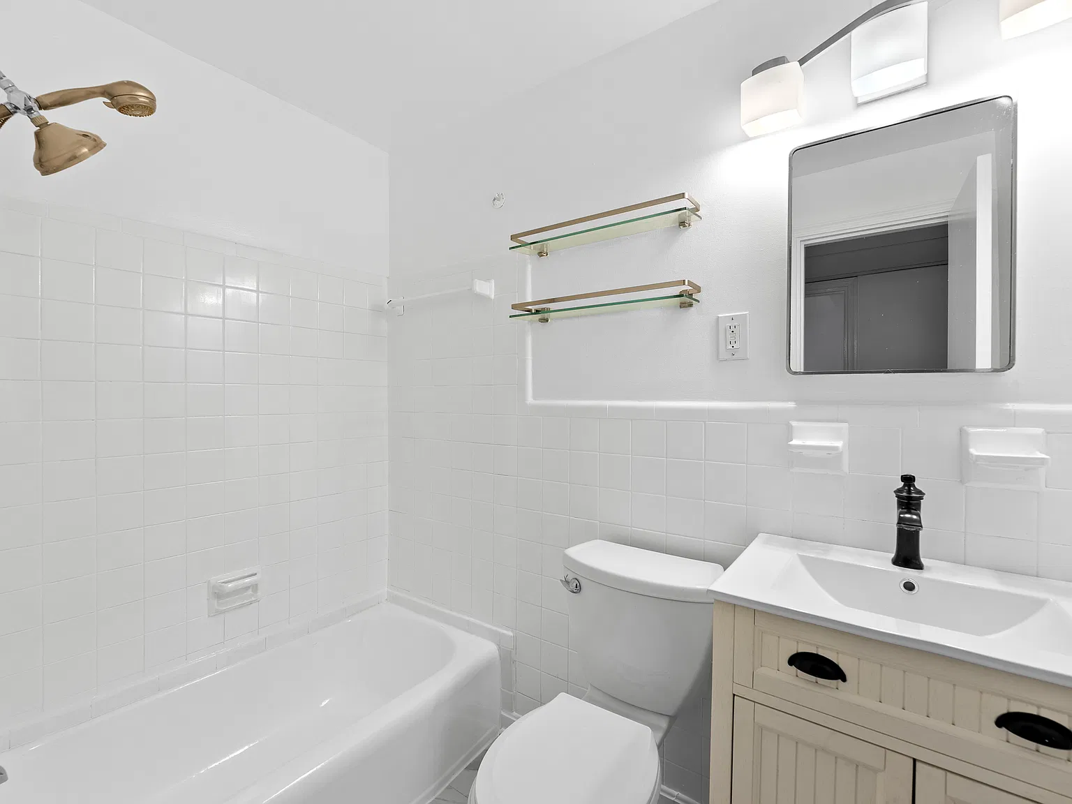3 bed, 810 sqft, $4,900 — Photo 3