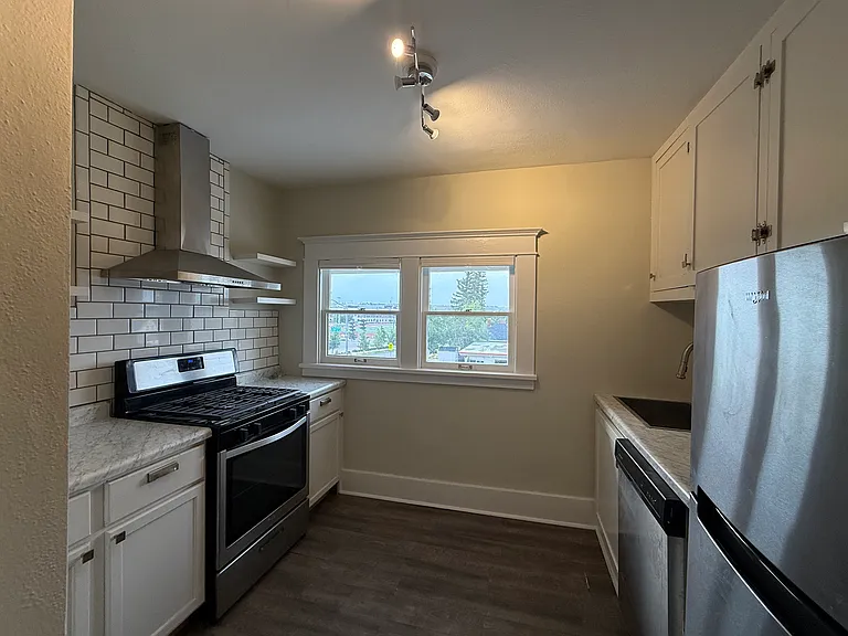 241 W 9th St #3 — Photo 1