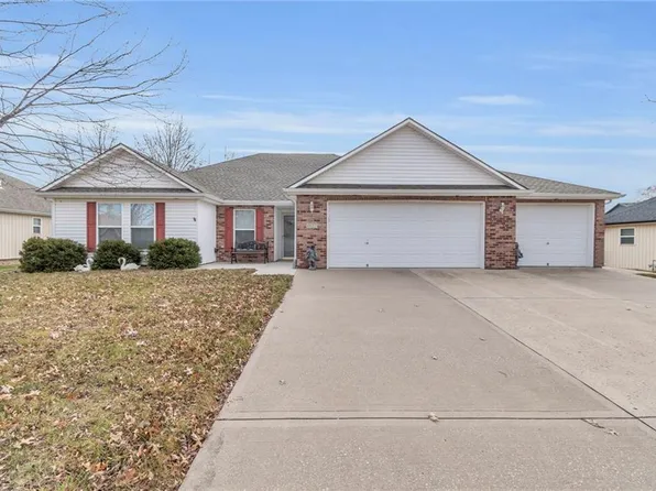 407 SW Crestview Dr, Grain Valley, MO 64029