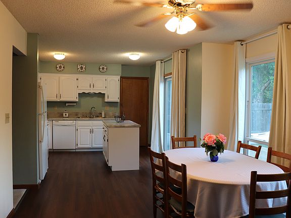 Large eat-in kitchen.      