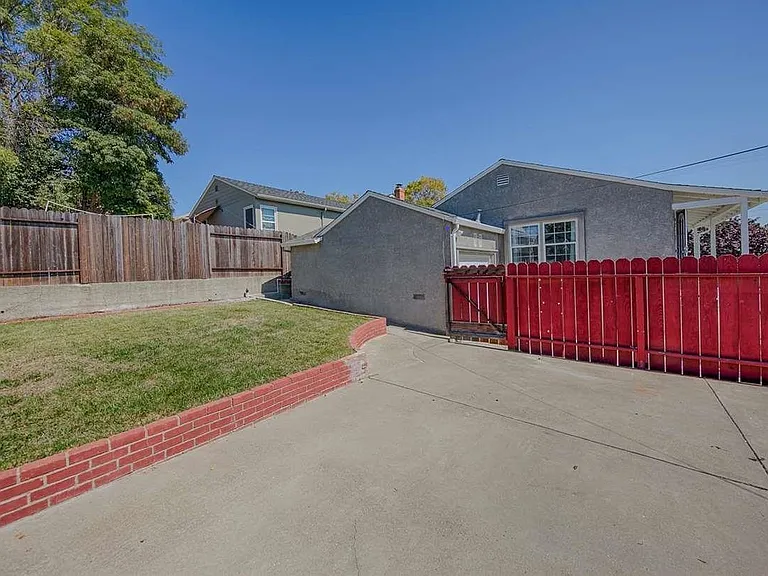 4380 Moreland Dr — Photo 3