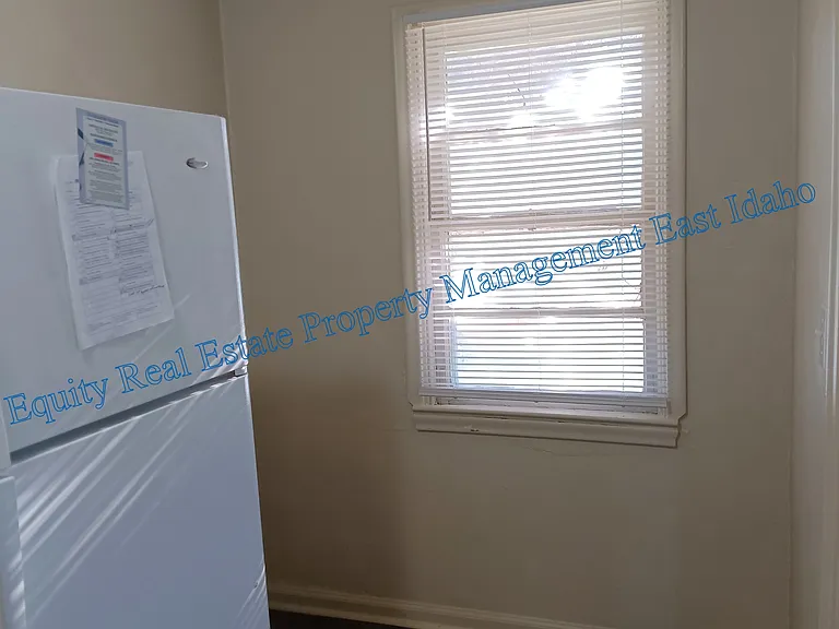 1698 N Garfield Ave — Photo 5