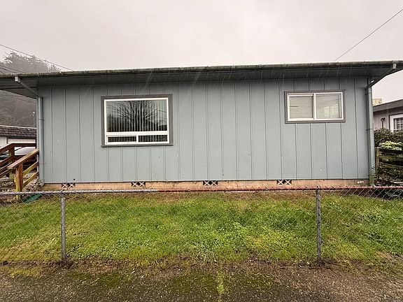 Side and fenced yard.