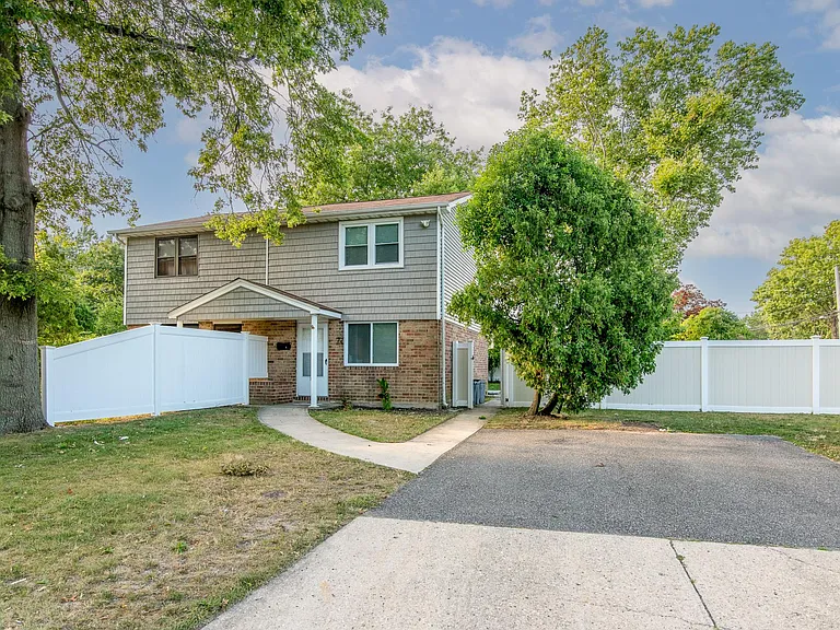 72 Tudor Ln — Photo 1