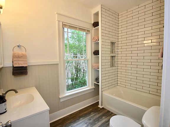 4th image of 907 Wolcott Ave