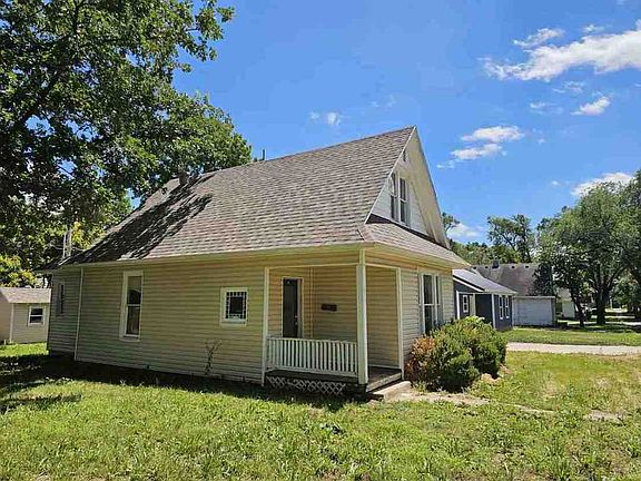 2nd image of 202 S Grand Ave