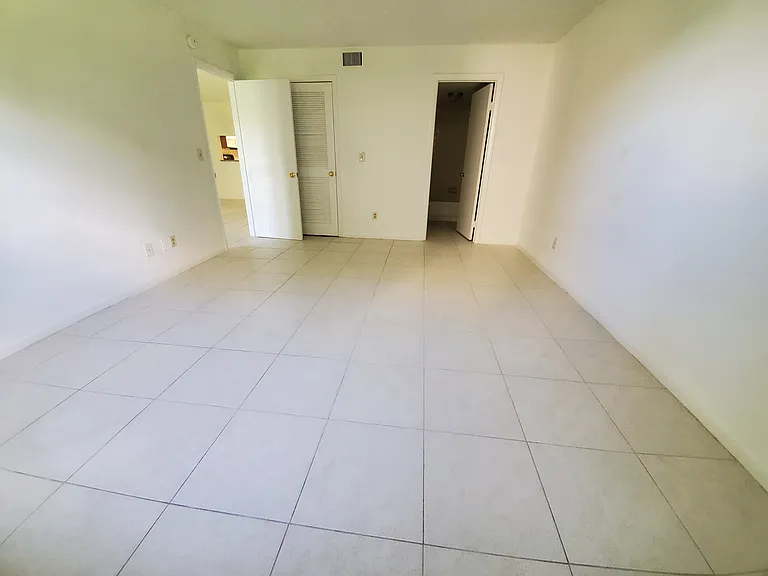 Sherwood Square Apartments — Photo 11