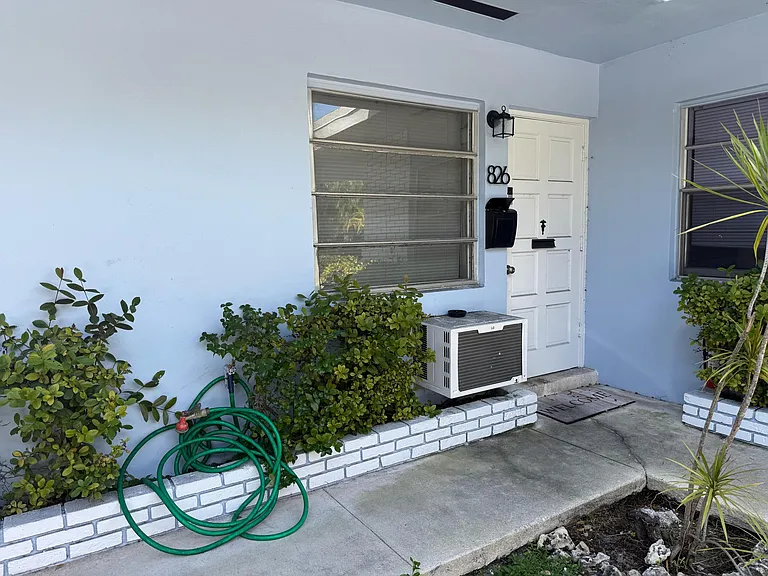 826 NE 16th St — Photo 9