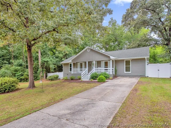 162 Oakridge Ave, Spring Lake, NC 28390