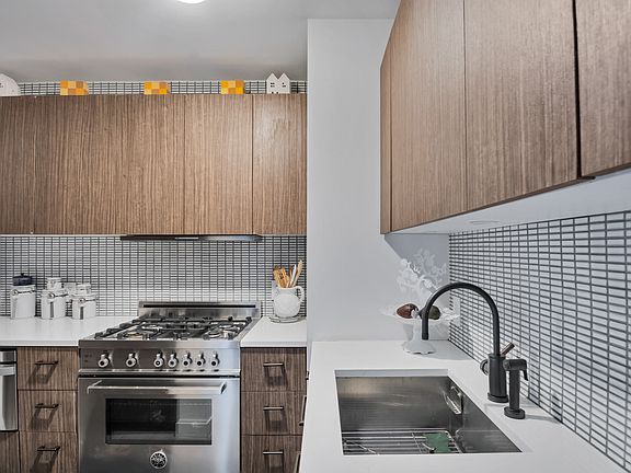 3rd image of 175 W 95th St APT 27J