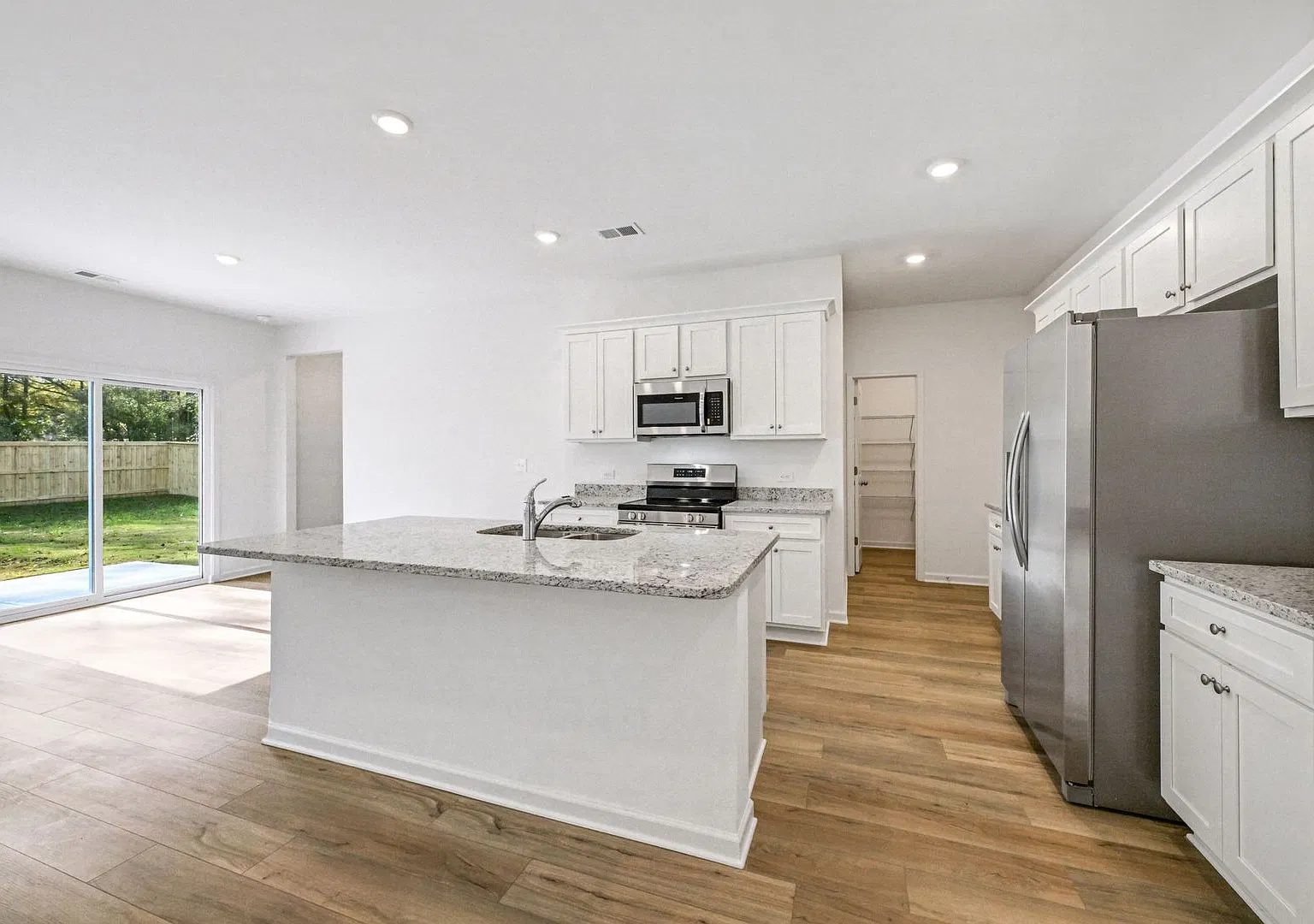 Fenced Yard - Like NEW - 6 Bedrooms — Photo 4
