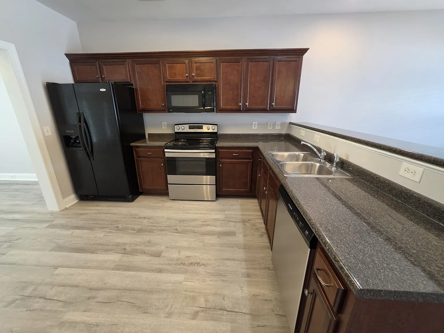 2 bed, 2.5 bath, 1676 sqft, $1,850 — Photo 3