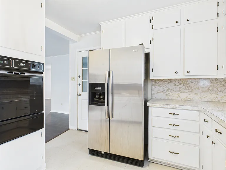 1402 Village Dr — Photo 12