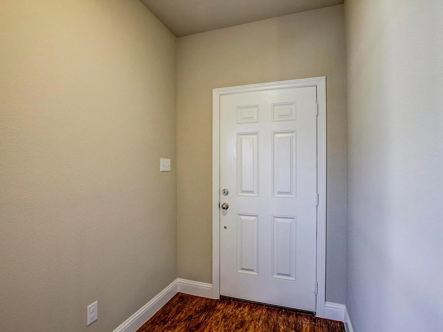 453 Canvas Court — Photo 2