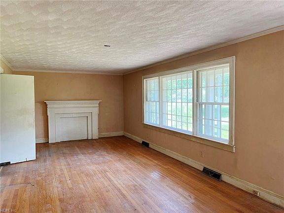 4th image of 1005 W Queen St