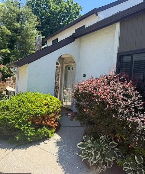 127 Pinecrest Ln — Photo 2