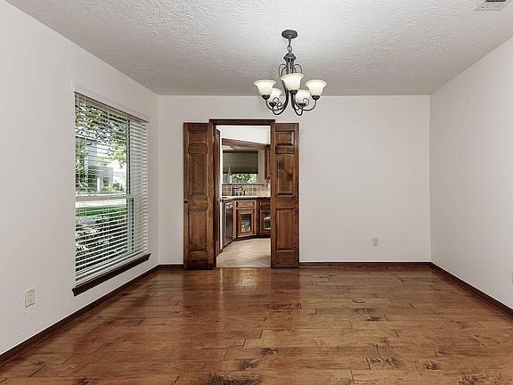 3rd image of 62 Huntsmans Horn Cir
