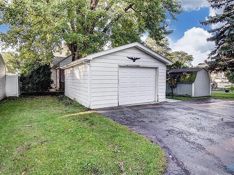 121 Leroy Ave — Photo 19