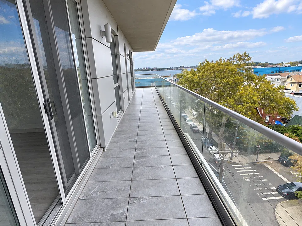 Balcony & Water View