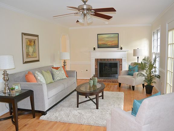 Large living room & gas FP