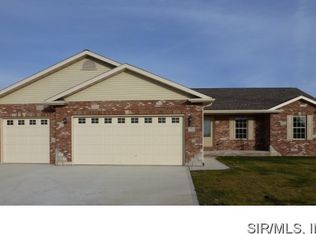 35 Rosin Dr, Highland, IL 62249