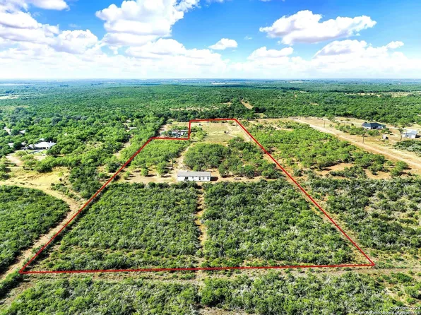 434 County Road 661, Devine, TX 78016
