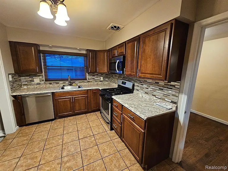 1501 N Silvery Ln — Photo 16