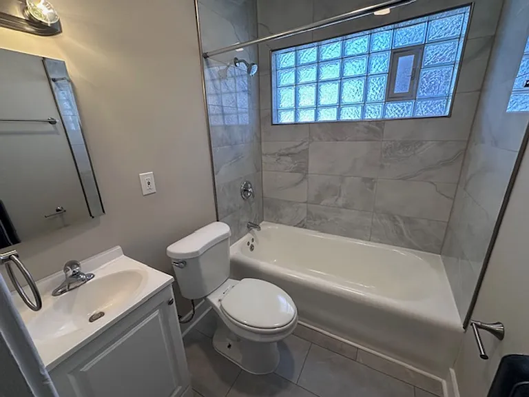 $1075 1 BR, 1 BA Apt, Incl Heat & Electric - Close to UW-Milwaukee - 3000 N Oakland Ave — Photo 13