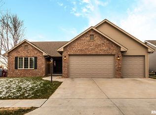 1604 Mackenzie St, Washington, IL 61571