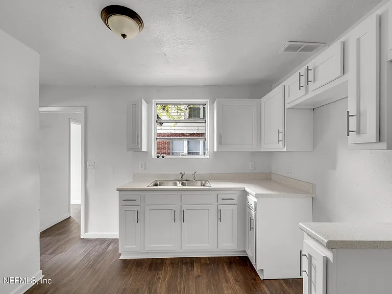 503 W 16th St — Photo 9