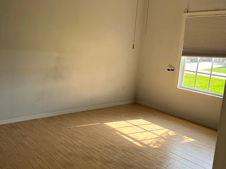 317 SE 16th Pl — Photo 17