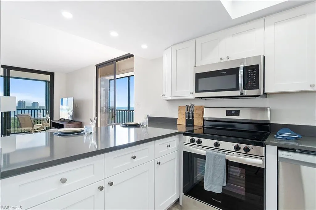 2 bed, 2.0 bath, 1345 sqft, $8,500 — Photo 4