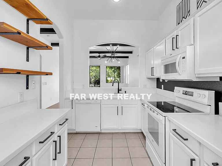 5251 N Celestine Ct — Photo 9
