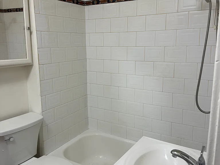 1322 N Serrano Ave — Photo 14