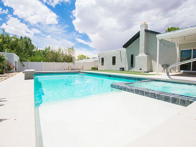 9514 Avenida Del Oso NE — Photo 46