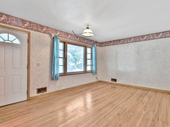 5th image of 4425 5th St NE