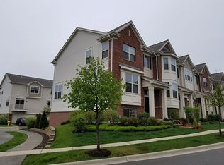 28W074 Woodland Dr, Winfield, IL 60190