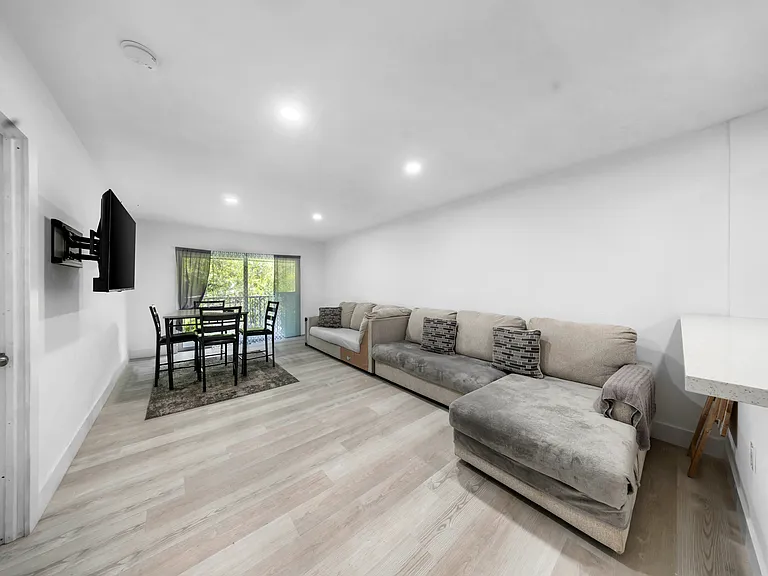 14500 NE 6th Ave — Photo 16
