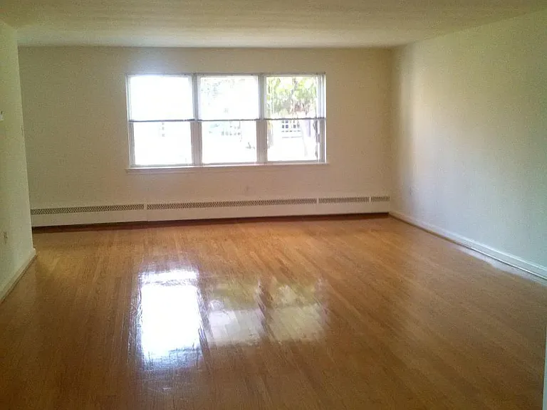 909 Montgomery Ave — Photo 4