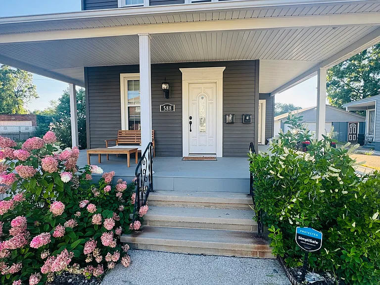588 Elma St — Photo 2