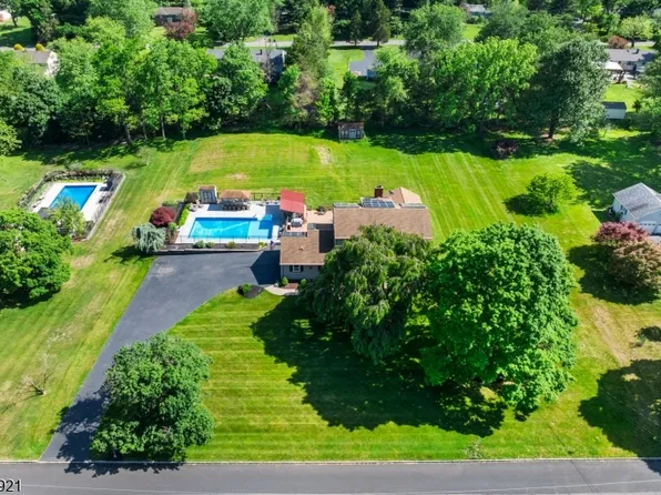 8 Garrett Dr, Raritan Twp., NJ 08822
