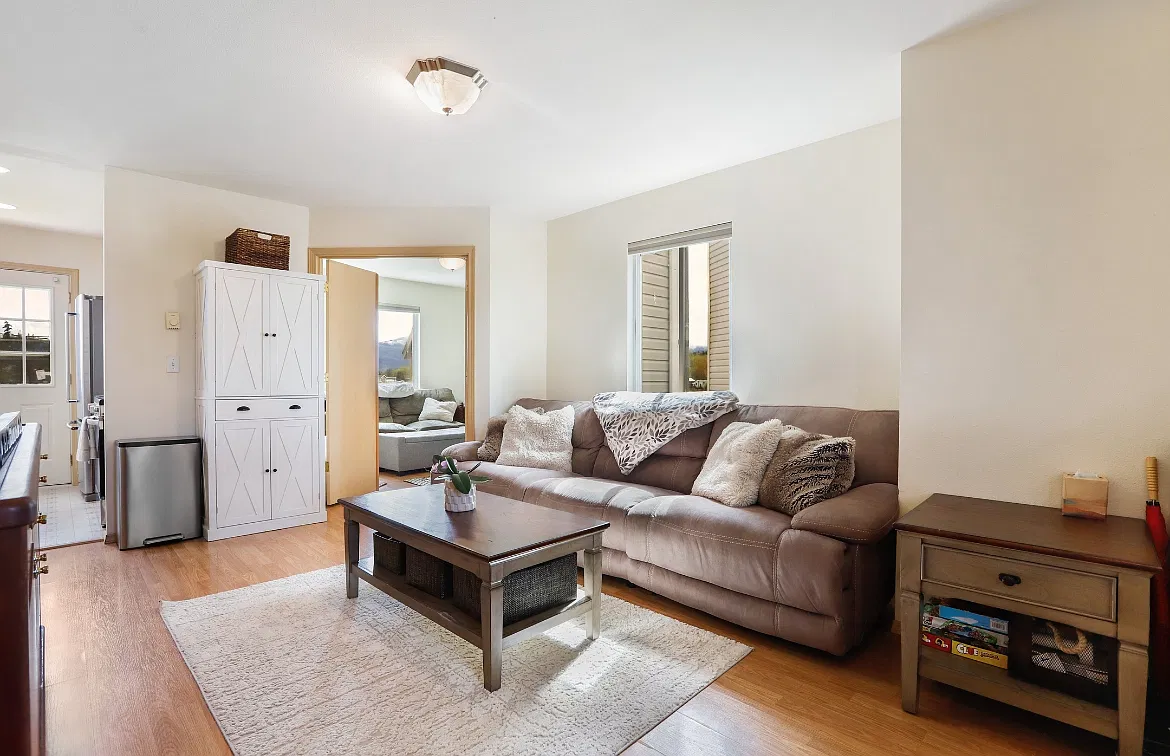 3 bed, 1.5 bath, 960 sqft, $2,700 — Photo 2