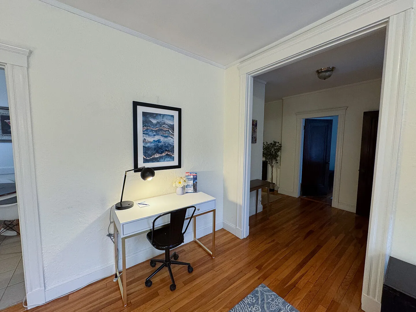 COM194545 Sun-filled 1-Bed, Corner Unit w/ Pool in Com. Ave — Photo 3