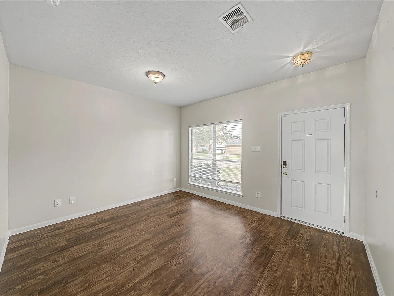 3 bed, 2.5 bath, 2104 sqft, $2,100 — Photo 4