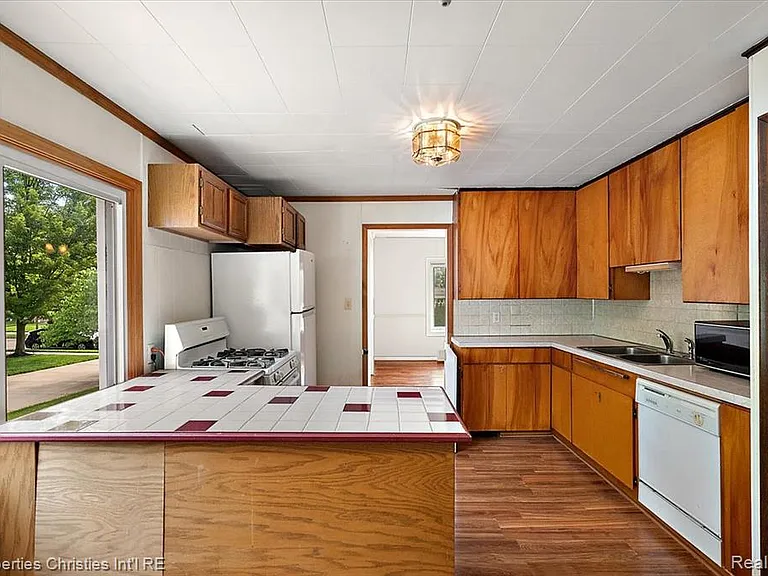735 Novi St — Photo 13