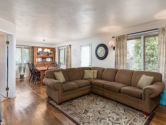3rd image of 267 E Shattuck Ln
